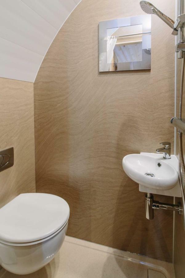 ホテル Campion Glamping Pod チェルトナム エクステリア 写真